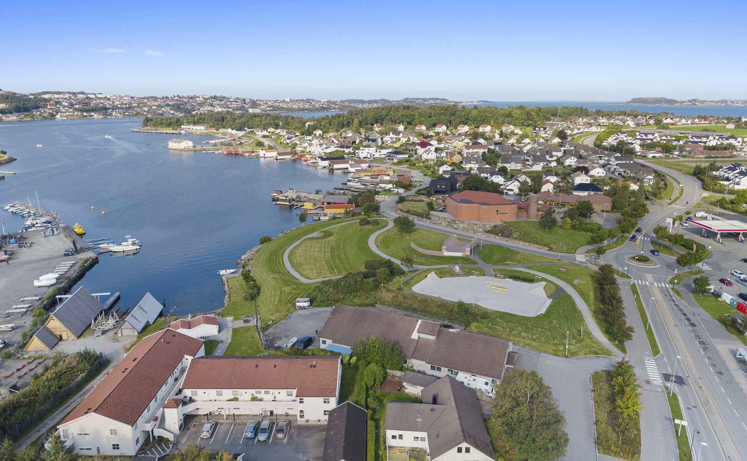 Flyfoto over sjøen og bebyggelsen