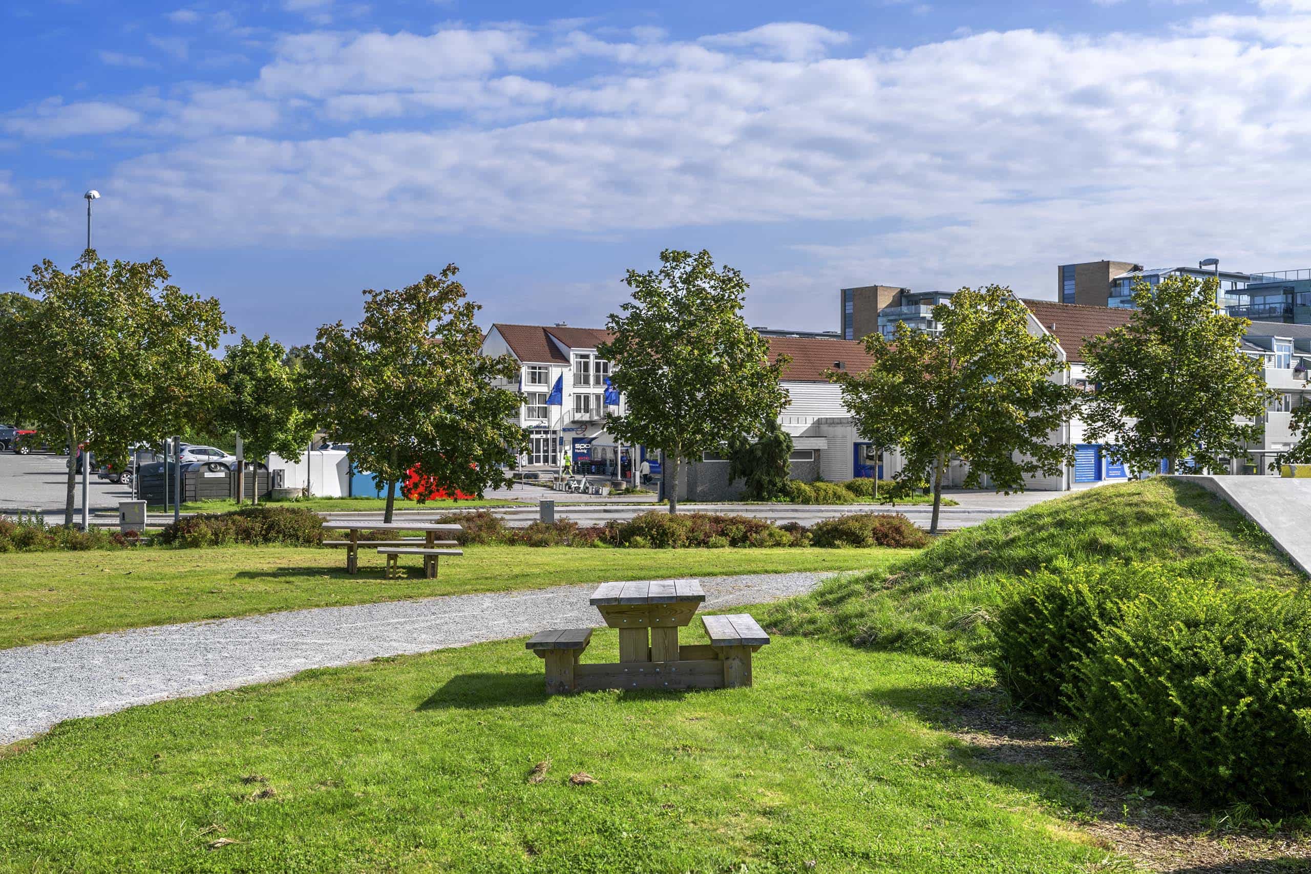 Park med benker foran bebyggelse